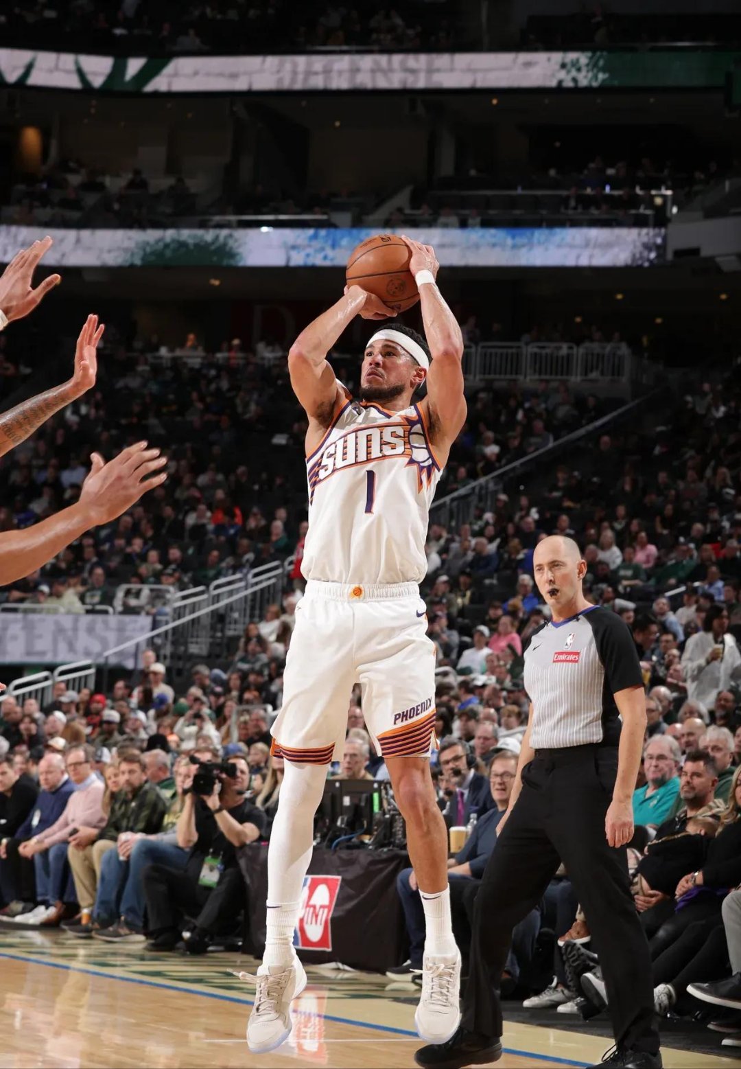 马刺轻取澳大利亚男篮,布克完成帽子戏法的简单介绍 马刺轻取澳大利亚男篮,布克完成帽子戏法的简单介绍