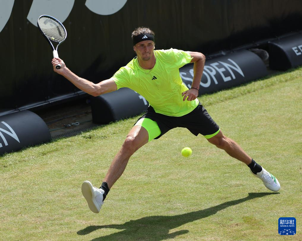 西班牙网球队鏖战法国网球队，兹维列夫送出助攻的简单介绍