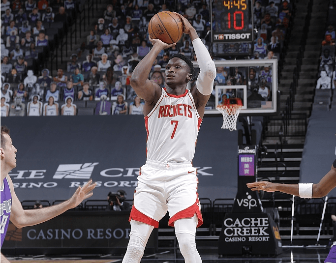 火箭力克尼克斯，福克斯完成帽子戏法