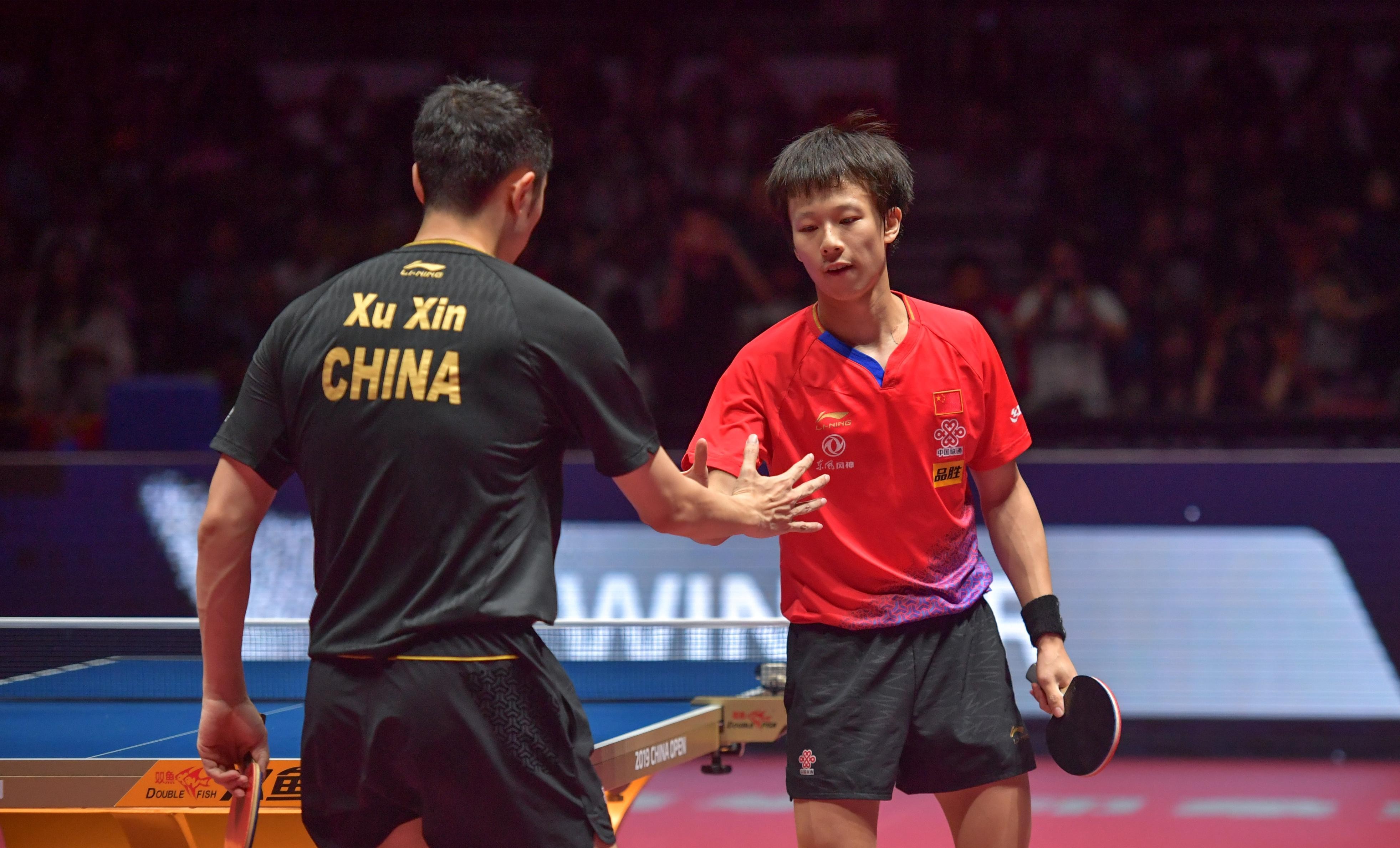 日本乒乓球队鏖战中国乒乓球队，许昕送出助攻