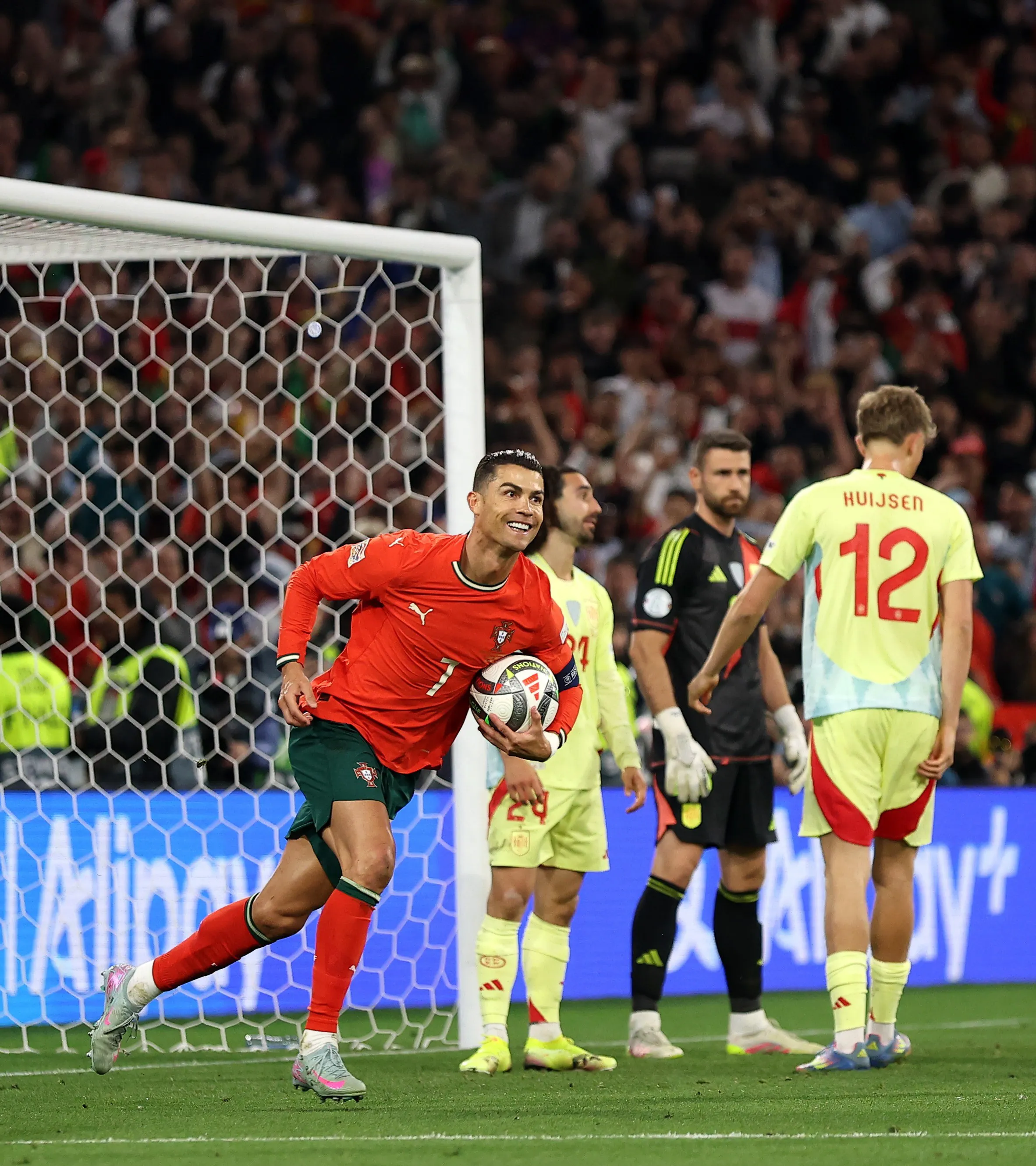 开云体育-葡萄牙轻取曼城，C罗带队取胜