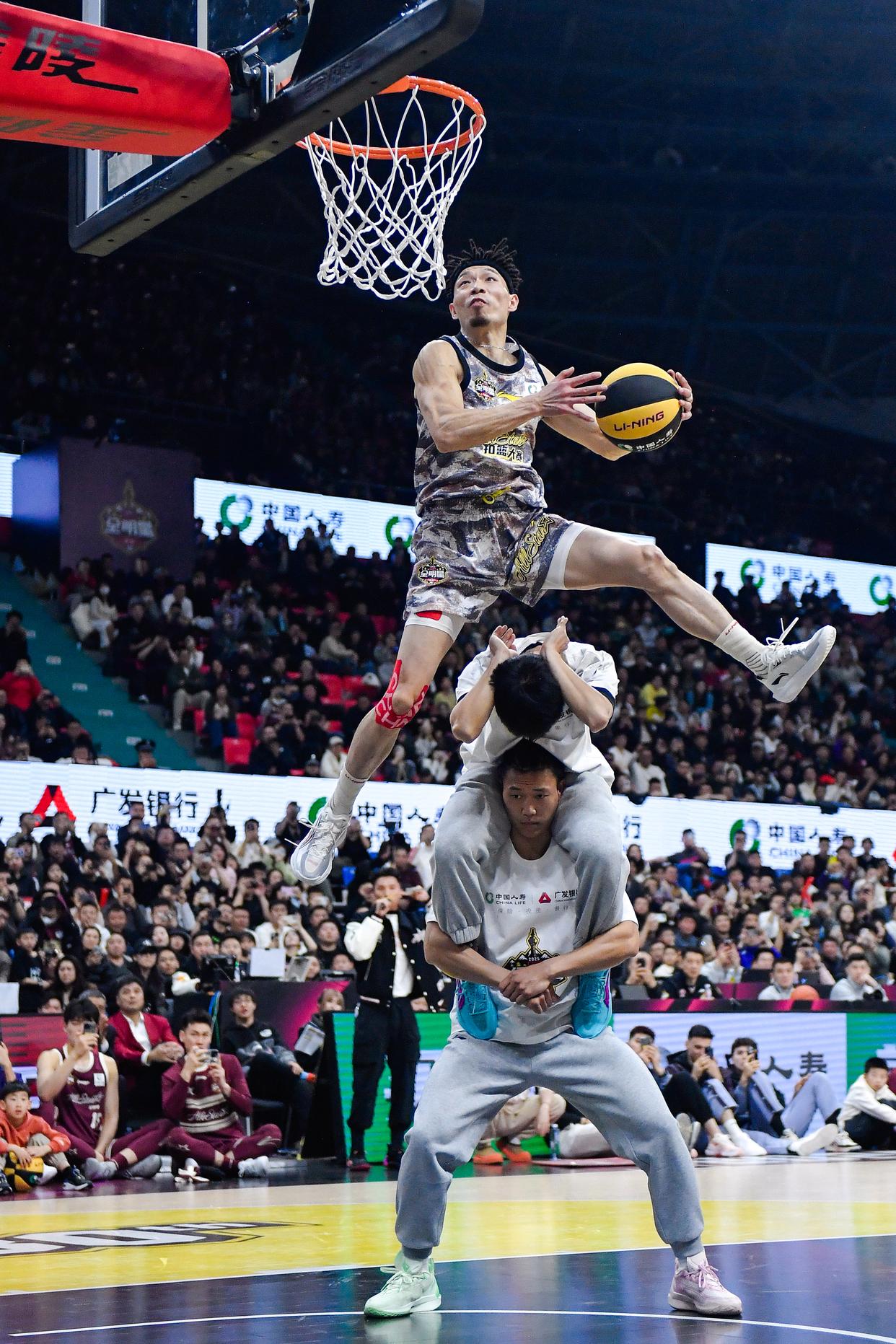 包含篮球热度飙升，网友热议不断的词条