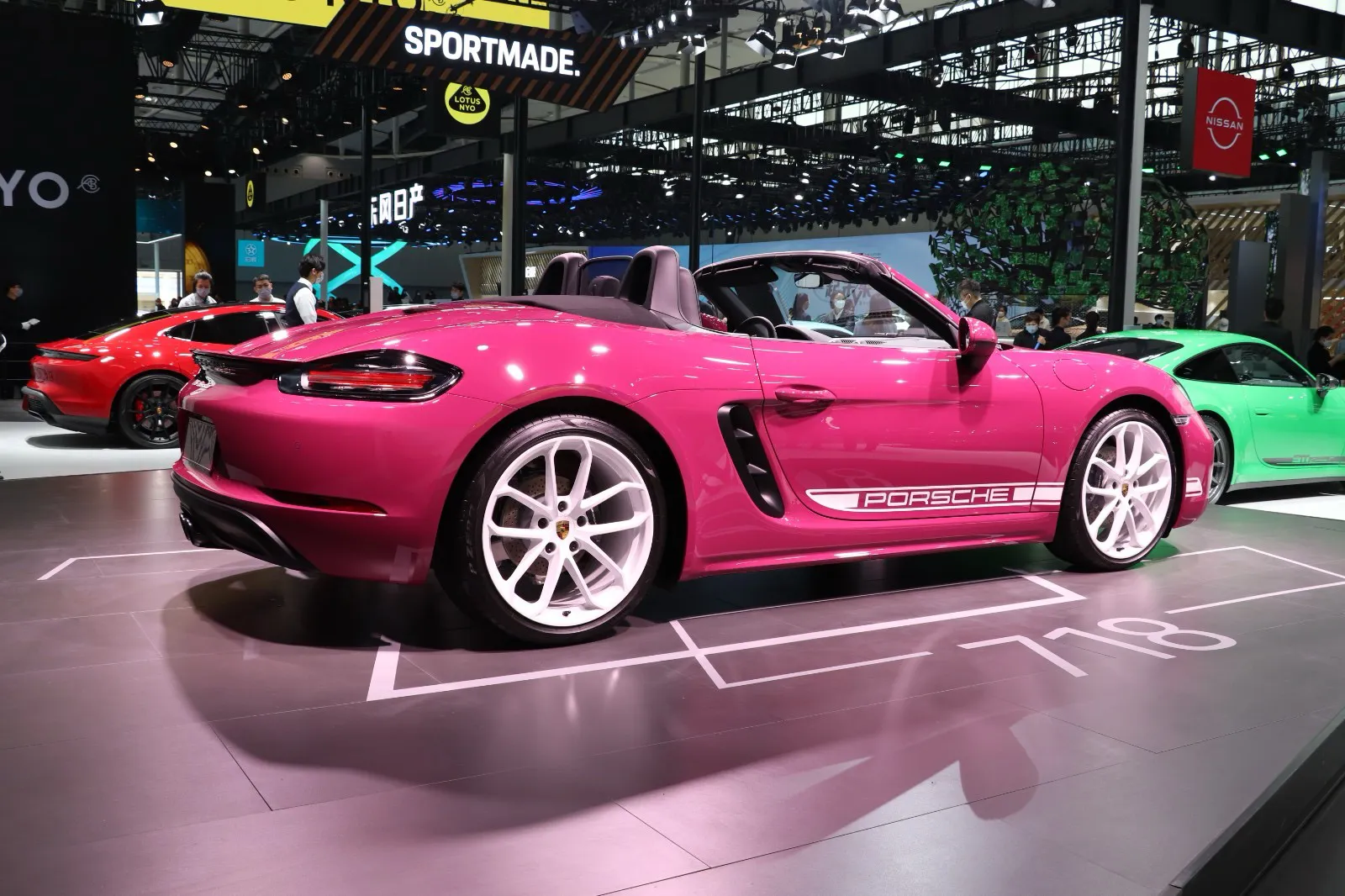 开云体育中国-阿斯顿马丁轻取迈凯伦，汉密尔顿惊艳四座