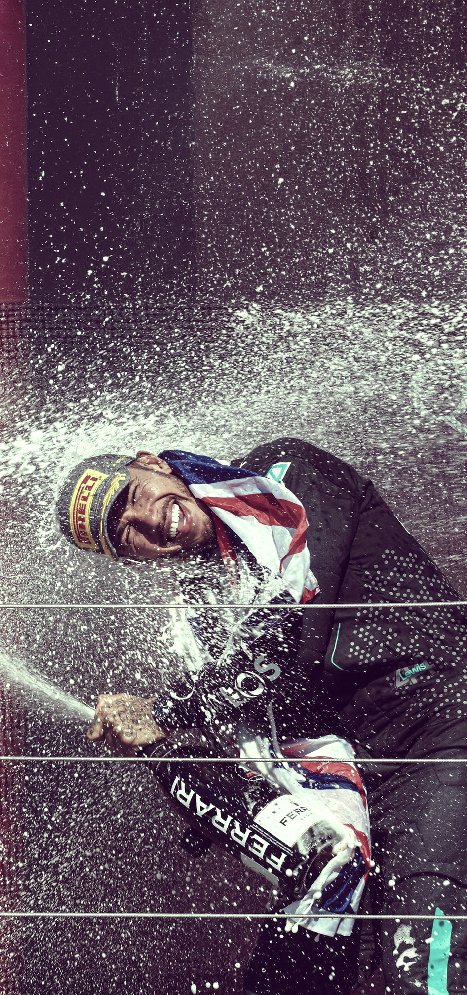 开云体育官网-梅赛德斯碾压雷诺车队，汉密尔顿惊艳四座