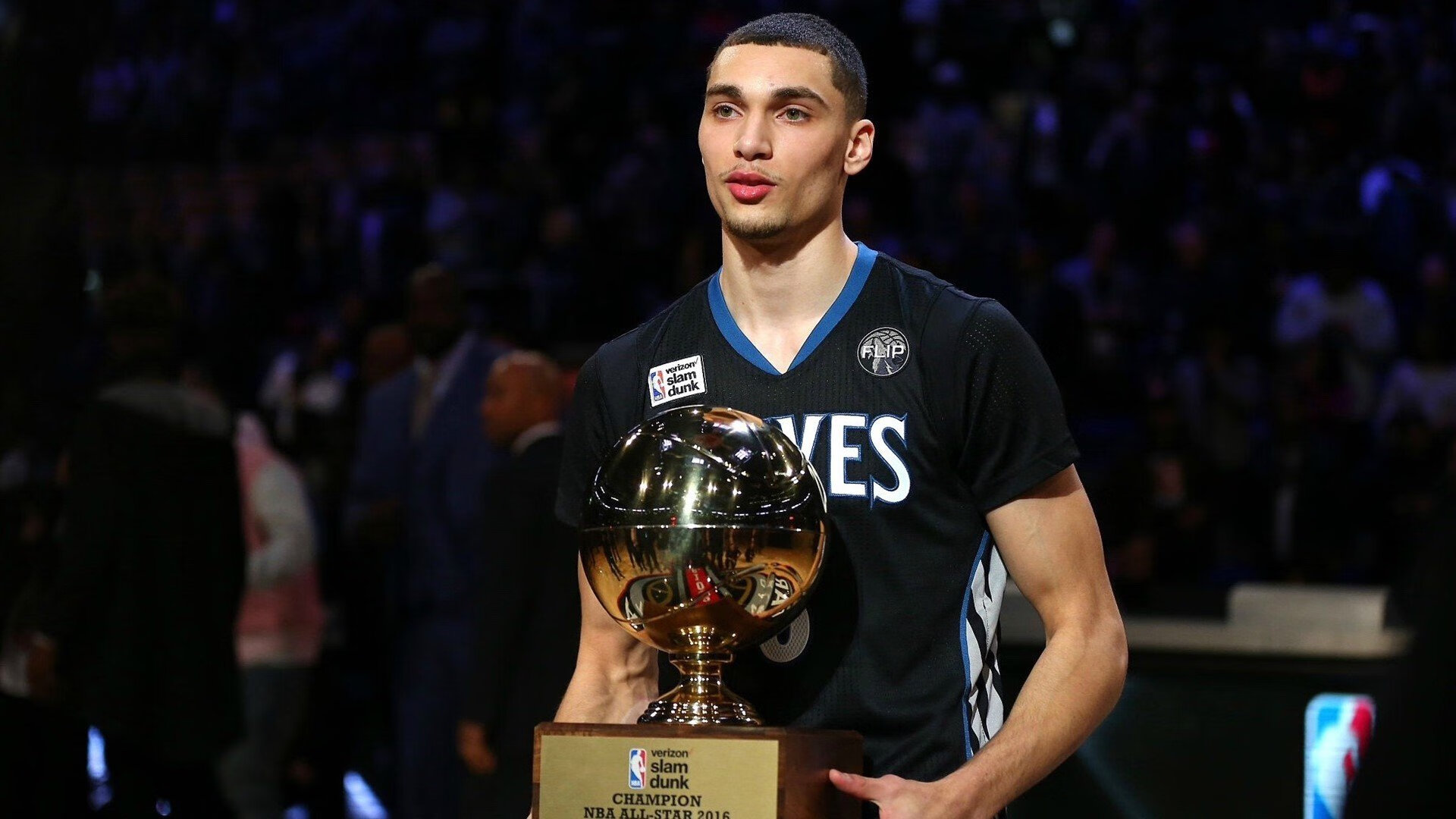 瞬间接管，当闪电划过足球场，当弯刀斩落总决赛